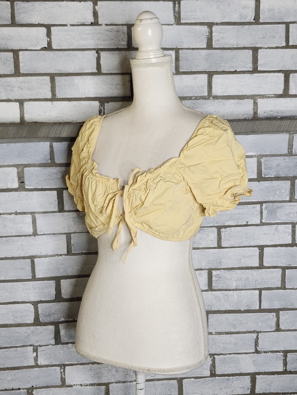 Blashe Women's Short Sleeve Front Tie Crop Top Size Large Yellow Rayon Blend